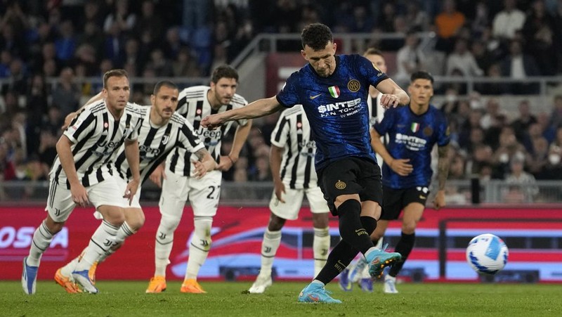 Inter players holds the trophy and celebrates after winning the the Italian Cup final soccer match between Juventus and Inter Milan at the Stadio Olimpico in Rome, Italy, Wednesday, May 11, 2022. (AP Photo/Alessandra Tarantino)
