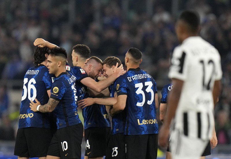 Inter players holds the trophy and celebrates after winning the the Italian Cup final soccer match between Juventus and Inter Milan at the Stadio Olimpico in Rome, Italy, Wednesday, May 11, 2022. (AP Photo/Alessandra Tarantino)
