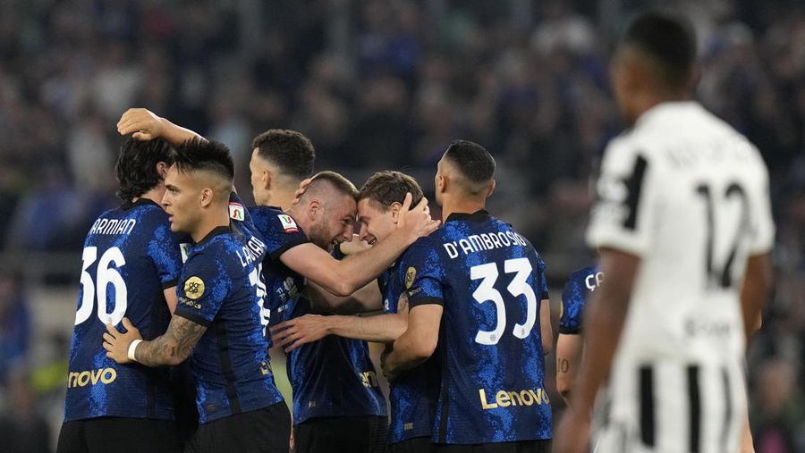 Inter players holds the trophy and celebrates after winning the the Italian Cup final soccer match between Juventus and Inter Milan at the Stadio Olimpico in Rome, Italy, Wednesday, May 11, 2022. (AP Photo/Alessandra Tarantino)