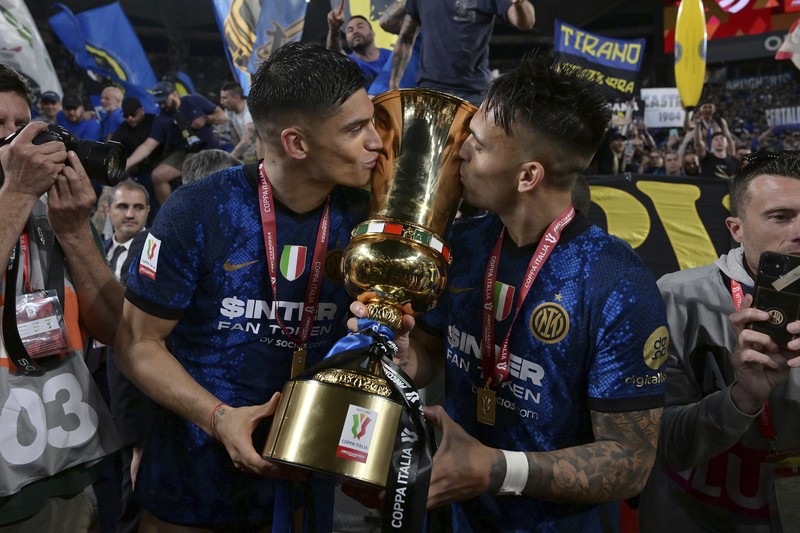 Italy Soccer Italian Cup Inter players holds the trophy and celebrates after winning the the Italian Cup final soccer match between Juventus and Inter Milan at the Stadio Olimpico in Rome, Italy, Wednesday, May 11, 2022. (AP Photo/Alessandra Tarantino)