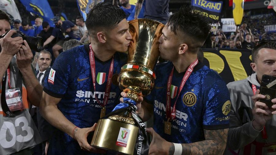 Inter players holds the trophy and celebrates after winning the the Italian Cup final soccer match between Juventus and Inter Milan at the Stadio Olimpico in Rome, Italy, Wednesday, May 11, 2022. (AP Photo/Alessandra Tarantino)