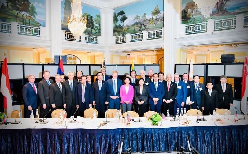 Bertemu CEOs AS, Presiden Jokowi Harapkan Kerja Sama Konkret. (: Laily Rachev - Biro Pers Sekretariat Presiden) Bertemu CEOs AS, Presiden Jokowi Harapkan Kerja Sama Konkret. (: Laily Rachev - Biro Pers Sekretariat Presiden)