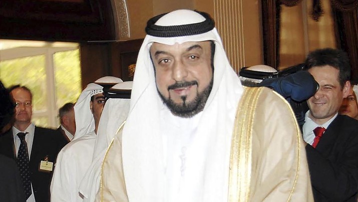 Emirates Leader Obit FILE - UAE President Sheikh Khalifa bin Zayed Al Nahyan walks with Germany's Chancellor Angela Merkel, unseen, in Abu Dhabi, United Arab Emirates, Monday, Feb. 5, 2007, to discuss bilateral relations. Sheikh Khalifa died Friday, May 13, 2022, the government's state-run news agency announced in a brief statement. He was 73. (AP Photo/WAM, File)
