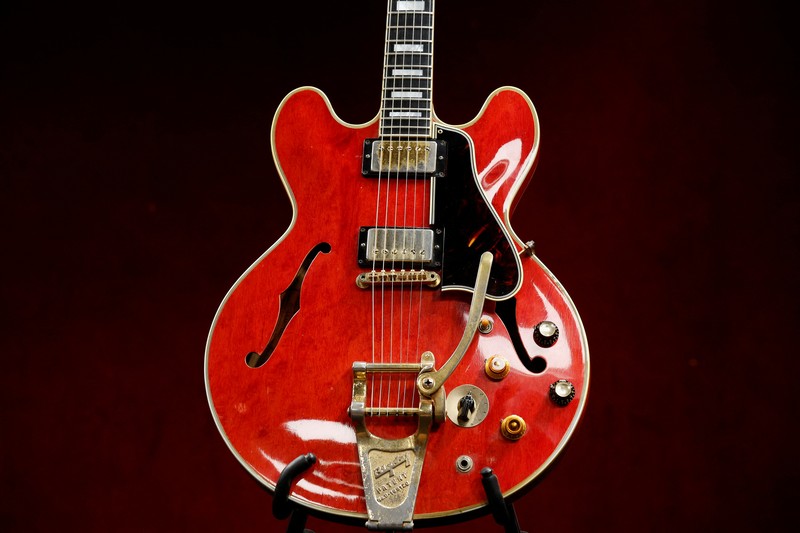 FRANCE-AUCTION/OASIS-GUITAR-PREVIEW The Oasis band member Noel Gallagher's Gibson ES-355 guitar, destroyed during an argument with his brother at Paris' Rock en Seine festival in 2009, is displayed during a media preview at Hotel Drouot ahead of the auction in Paris, France, May 13, 2022. REUTERS/Benoit Tessier