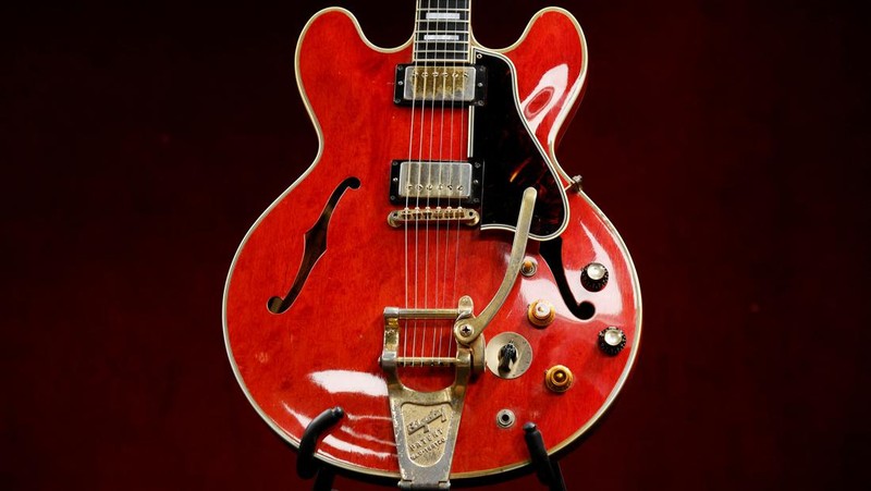 The Oasis band member Noel Gallagher's Gibson ES-355 guitar, destroyed during an argument with his brother at Paris' Rock en Seine festival in 2009, is displayed during a media preview at Hotel Drouot ahead of the auction in Paris, France, May 13, 2022. REUTERS/Benoit Tessier