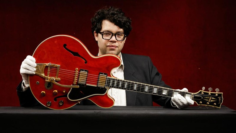 The Oasis band member Noel Gallagher's Gibson ES-355 guitar, destroyed during an argument with his brother at Paris' Rock en Seine festival in 2009, is displayed during a media preview at Hotel Drouot ahead of the auction in Paris, France, May 13, 2022. REUTERS/Benoit Tessier