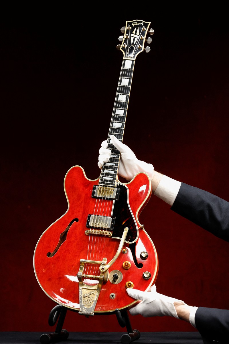 FRANCE-AUCTION/OASIS-GUITAR-PREVIEW The Oasis band member Noel Gallagher's Gibson ES-355 guitar, destroyed during an argument with his brother at Paris' Rock en Seine festival in 2009, is displayed during a media preview at Hotel Drouot ahead of the auction in Paris, France, May 13, 2022. REUTERS/Benoit Tessier