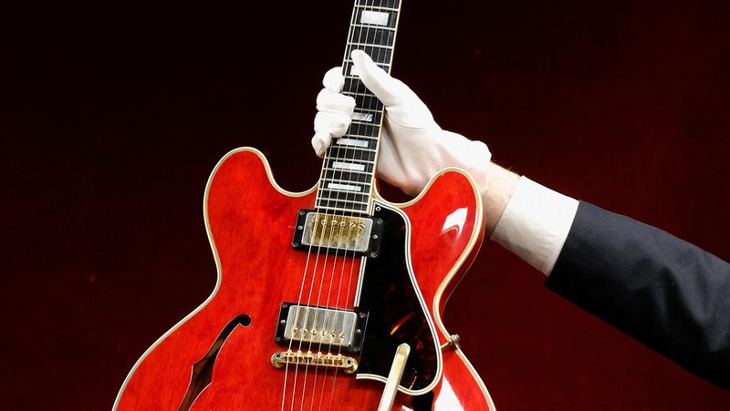 The Oasis band member Noel Gallagher's Gibson ES-355 guitar, destroyed during an argument with his brother at Paris' Rock en Seine festival in 2009, is displayed during a media preview at Hotel Drouot ahead of the auction in Paris, France, May 13, 2022. REUTERS/Benoit Tessier