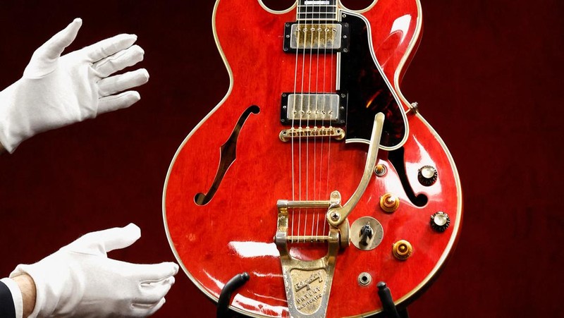 The Oasis band member Noel Gallagher's Gibson ES-355 guitar, destroyed during an argument with his brother at Paris' Rock en Seine festival in 2009, is displayed during a media preview at Hotel Drouot ahead of the auction in Paris, France, May 13, 2022. REUTERS/Benoit Tessier