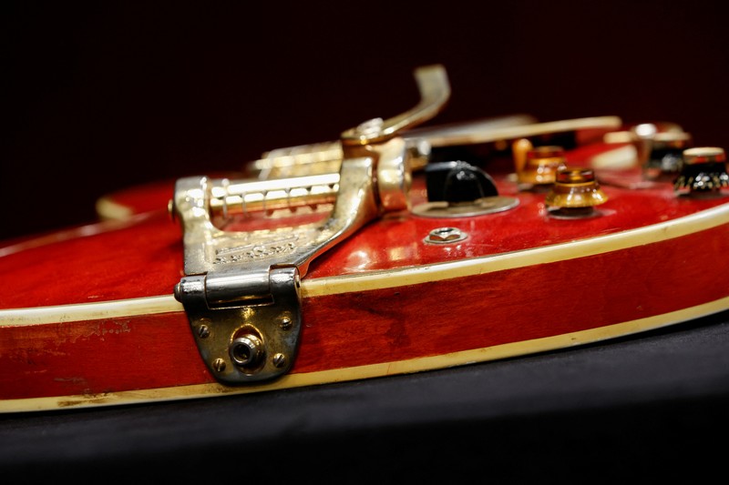 FRANCE-AUCTION/OASIS-GUITAR-PREVIEW The Oasis band member Noel Gallagher's Gibson ES-355 guitar, destroyed during an argument with his brother at Paris' Rock en Seine festival in 2009, is displayed during a media preview at Hotel Drouot ahead of the auction in Paris, France, May 13, 2022. REUTERS/Benoit Tessier