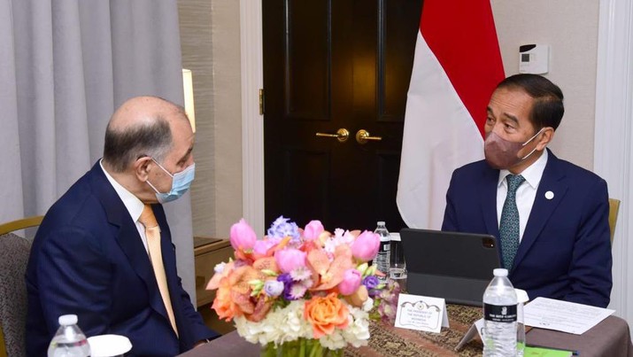 Keterangan: Presiden Joko Widodo menerima kunjungan Chairman dan CEO Air Products, Seifi Ghasemi, di Hotel Ritz Carlton, Washington DC, Kamis, 12 Mei 2022. (Muchlis Jr - Biro Pers Sekretariat Presiden) Keterangan: Presiden Joko Widodo menerima kunjungan Chairman dan CEO Air Products, Seifi Ghasemi, di Hotel Ritz Carlton, Washington DC, Kamis, 12 Mei 2022. (Muchlis Jr - Biro Pers Sekretariat Presiden)