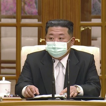 Gaya Kim Jong Un Pakai Masker Umumkan Kasus Pertama Covid-19