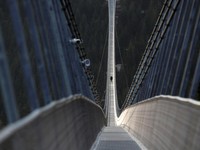 Ngeri, Ukraina Ancam Hancurkan Jembatan Terpanjang Eropa