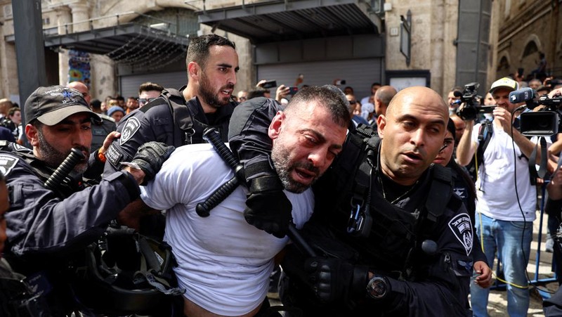 Family and friends carry the coffin of Al Jazeera reporter Shireen Abu Akleh, who was killed during an Israeli raid in Jenin in the occupied West Bank, as clashes erupted with Israeli security forces, during her funeral in Jerusalem, May 13, 2022. REUTERS/Ammar Awad