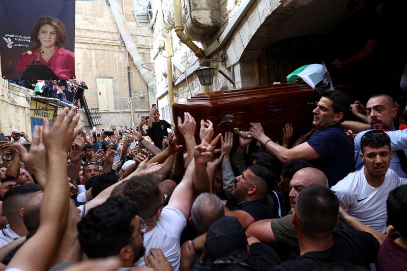 ISRAEL-PALESTINIANS/JOURNALIST Family and friends carry the coffin of Al Jazeera reporter Shireen Abu Akleh, who was killed during an Israeli raid in Jenin in the occupied West Bank, as clashes erupted with Israeli security forces, during her funeral in Jerusalem, May 13, 2022. REUTERS/Ammar Awad