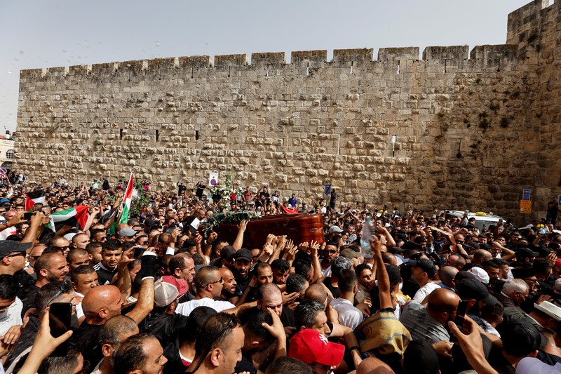 ISRAEL-PALESTINIANS/JOURNALIST Family and friends carry the coffin of Al Jazeera reporter Shireen Abu Akleh, who was killed during an Israeli raid in Jenin in the occupied West Bank, as clashes erupted with Israeli security forces, during her funeral in Jerusalem, May 13, 2022. REUTERS/Ammar Awad