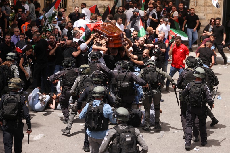 ISRAEL-PALESTINIANS/JOURNALIST Family and friends carry the coffin of Al Jazeera reporter Shireen Abu Akleh, who was killed during an Israeli raid in Jenin in the occupied West Bank, as clashes erupted with Israeli security forces, during her funeral in Jerusalem, May 13, 2022. REUTERS/Ammar Awad