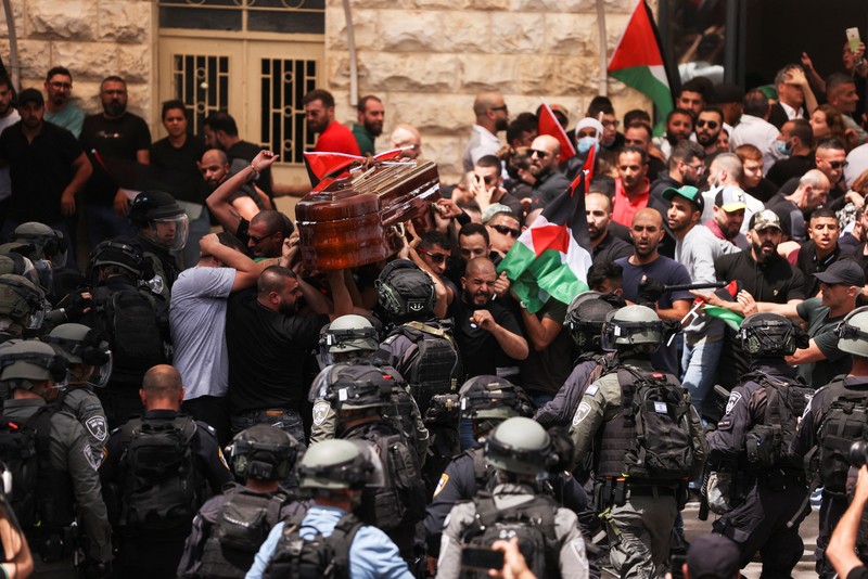 ISRAEL-PALESTINIANS/JOURNALIST Family and friends carry the coffin of Al Jazeera reporter Shireen Abu Akleh, who was killed during an Israeli raid in Jenin in the occupied West Bank, as clashes erupted with Israeli security forces, during her funeral in Jerusalem, May 13, 2022. REUTERS/Ammar Awad