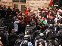 Polisi Israel Pukuli Pelayat di Pemakaman Jenazah Jurnalis