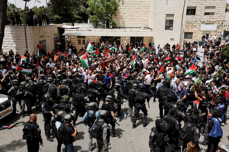 ISRAEL-PALESTINIANS/JOURNALIST Family and friends carry the coffin of Al Jazeera reporter Shireen Abu Akleh, who was killed during an Israeli raid in Jenin in the occupied West Bank, as clashes erupted with Israeli security forces, during her funeral in Jerusalem, May 13, 2022. REUTERS/Ammar Awad