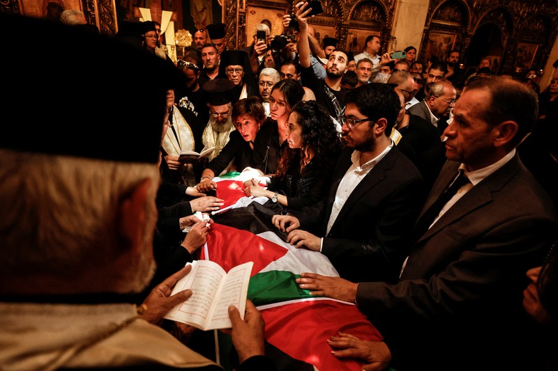 ISRAEL-PALESTINIANS/JOURNALIST Family and friends carry the coffin of Al Jazeera reporter Shireen Abu Akleh, who was killed during an Israeli raid in Jenin in the occupied West Bank, as clashes erupted with Israeli security forces, during her funeral in Jerusalem, May 13, 2022. REUTERS/Ammar Awad