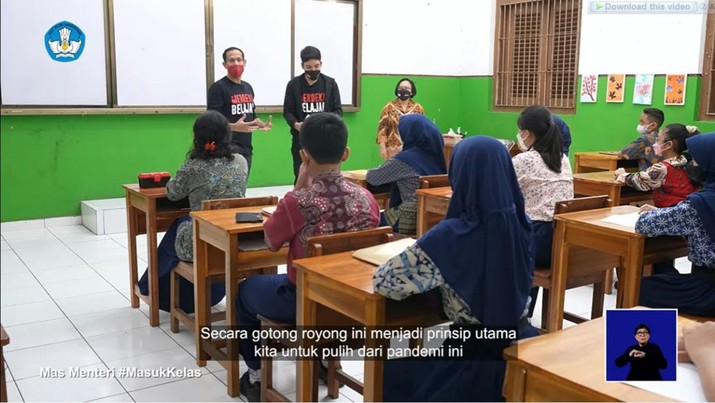 Nadiem Makarim dan Desta dalam PTM di SMPN 5 Jakarta, Jumat (13/5).