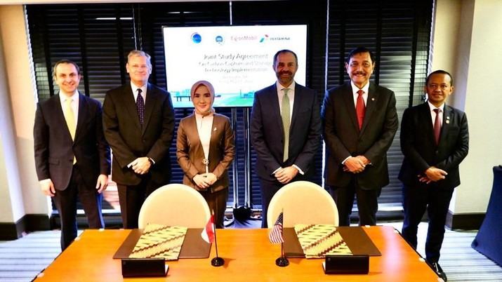 Penandatanganan Perjanjian Kerja Sama Pertamina dan ExxonMobil Penandatanganan Perjanjian Kerja Sama Pertamina dan ExxonMobil.