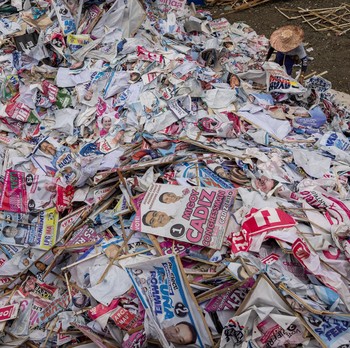 Manila Sulap Sisa Poster Kampanye Jadi Batu Bata Plastik