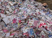 Manila Sulap Sisa Poster Kampanye Jadi Batu Bata Plastik