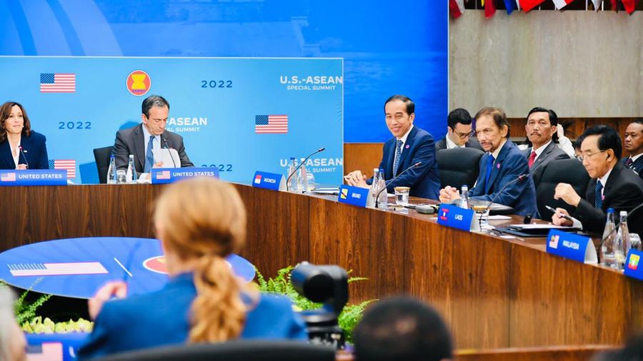 Presiden Joko Widodo/Jokowi menyampaikan tiga poin penting terkait penanganan perubahan iklim dalam pertemuan para pemimpin negara-negara ASEAN dengan Wakil Presiden AS Kamala Harris di Departemen Luar Negeri AS, Washington DC, Jumat, 13 Mei 2022. (Laily Rachev - Biro Pers Sekretariat Presiden)