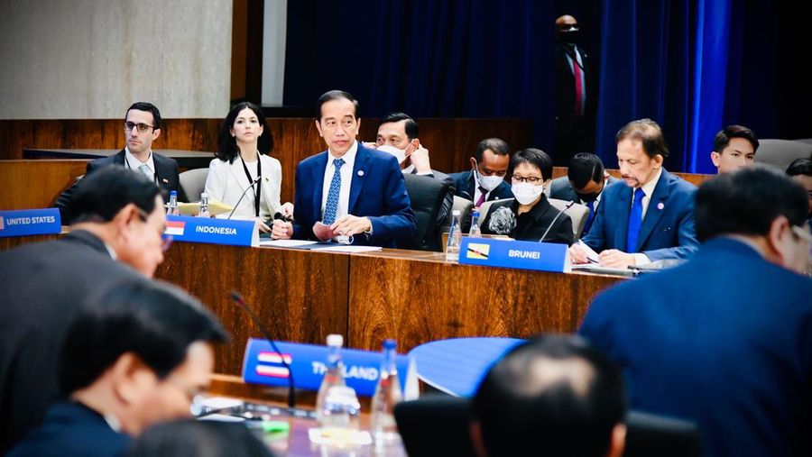 Presiden Joko Widodo/Jokowi menyampaikan tiga poin penting terkait penanganan perubahan iklim dalam pertemuan para pemimpin negara-negara ASEAN dengan Wakil Presiden AS Kamala Harris di Departemen Luar Negeri AS, Washington DC, Jumat, 13 Mei 2022. (Laily Rachev - Biro Pers Sekretariat Presiden)