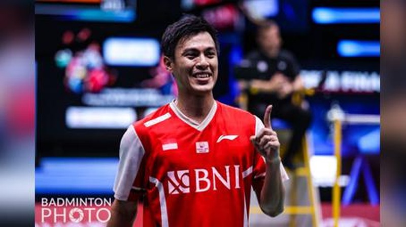 Indonesia's Anthony Ginting returns a shot to Japan's Kento Momota during their men's single semi-final match at Thomas & Uber Cup in Bangkok, Thailand, Friday, May 13, 2022. (AP Photo/Sakchai Lalit)