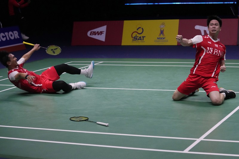 Thailand Badminton Thomas & Uber Indonesia's Anthony Ginting returns a shot to Japan's Kento Momota during their men's single semi-final match at Thomas & Uber Cup in Bangkok, Thailand, Friday, May 13, 2022. (AP Photo/Sakchai Lalit)