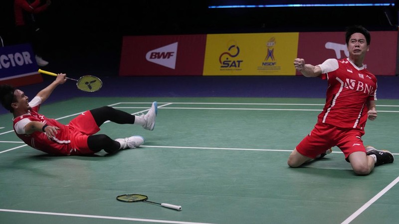 Indonesia's Anthony Ginting returns a shot to Japan's Kento Momota during their men's single semi-final match at Thomas & Uber Cup in Bangkok, Thailand, Friday, May 13, 2022. (AP Photo/Sakchai Lalit)