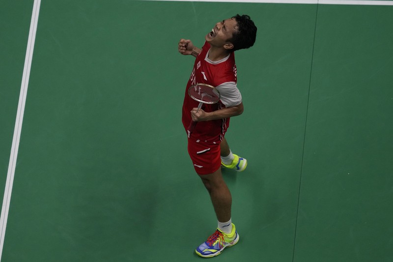 Thailand Badminton Thomas & Uber Indonesia's Anthony Ginting returns a shot to Japan's Kento Momota during their men's single semi-final match at Thomas & Uber Cup in Bangkok, Thailand, Friday, May 13, 2022. (AP Photo/Sakchai Lalit)
