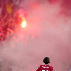 Ratu Elizabeth, Liverpool, & Perlawanan dari Tribun Penonton