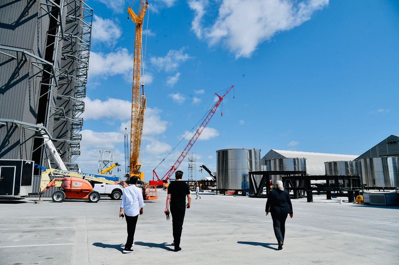 Presiden Joko Widodo melakukan kunjungan ke Space X di Boca Chica, Amerika Serikat, Sabtu, 14 Mei 2022. Presiden tiba di Space X sekitar pukul 10.30 waktu setempat disambut langsung oleh Elon Musk selaku founder Space X.(Foto: Biro Pers Sekretariat Presiden) Presiden Joko Widodo melakukan kunjungan ke Space X di Boca Chica, Amerika Serikat, Sabtu, 14 Mei 2022. Presiden tiba di Space X sekitar pukul 10.30 waktu setempat disambut langsung oleh Elon Musk selaku founder Space X.(Foto: Biro Pers Sekretariat Presiden)