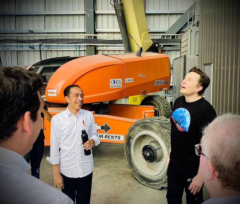 Presiden Joko Widodo melakukan kunjungan ke Space X di Boca Chica, Amerika Serikat, Sabtu, 14 Mei 2022. Presiden tiba di Space X sekitar pukul 10.30 waktu setempat disambut langsung oleh Elon Musk selaku founder Space X.(Foto: Biro Pers Sekretariat Presiden) Presiden Joko Widodo melakukan kunjungan ke Space X di Boca Chica, Amerika Serikat, Sabtu, 14 Mei 2022. Presiden tiba di Space X sekitar pukul 10.30 waktu setempat disambut langsung oleh Elon Musk selaku founder Space X.(Foto: Biro Pers Sekretariat Presiden)