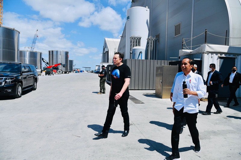 Presiden Joko Widodo melakukan kunjungan ke Space X di Boca Chica, Amerika Serikat, Sabtu, 14 Mei 2022. Presiden tiba di Space X sekitar pukul 10.30 waktu setempat disambut langsung oleh Elon Musk selaku founder Space X.(Foto: Biro Pers Sekretariat Presiden) Presiden Joko Widodo melakukan kunjungan ke Space X di Boca Chica, Amerika Serikat, Sabtu, 14 Mei 2022. Presiden tiba di Space X sekitar pukul 10.30 waktu setempat disambut langsung oleh Elon Musk selaku founder Space X.(Foto: Biro Pers Sekretariat Presiden)