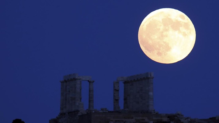 Bulan merah di Yunani (AP/Thanassis Stavrakis)