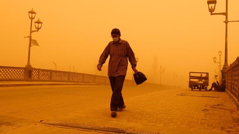 Lebih dari 1.000 orang warga Irak dilarikan ke rumah sakit karena penyakit pernapasan karena badai pasir yang terjadi. (REUTERS/AHMED SAAD)