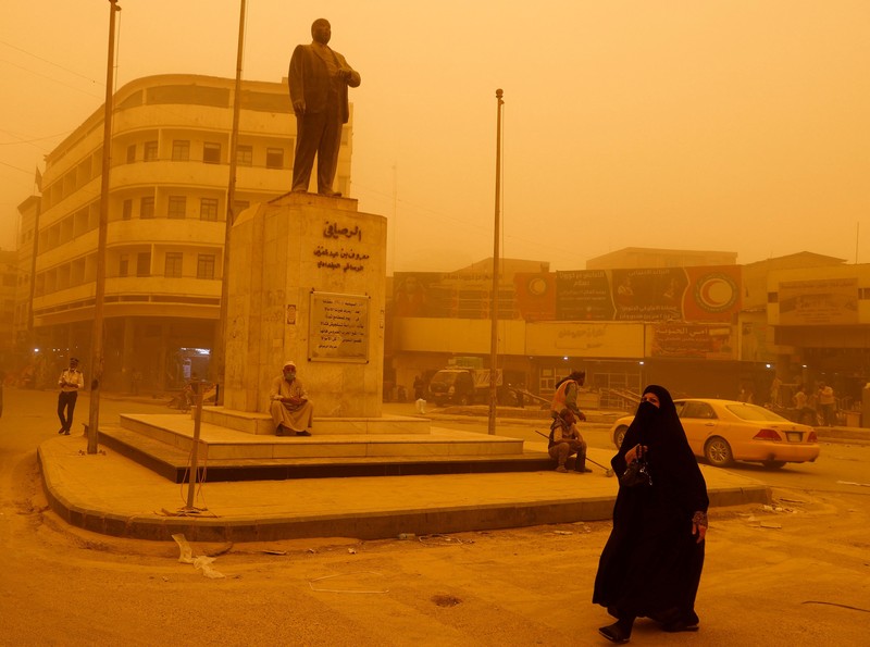 Lebih dari 1.000 orang warga Irak dilarikan ke rumah sakit karena penyakit pernapasan karena badai pasir yang terjadi. (REUTERS/AHMED SAAD) Lebih dari 1.000 orang warga Irak dilarikan ke rumah sakit karena penyakit pernapasan karena badai pasir yang terjadi. (REUTERS/AHMED SAAD)