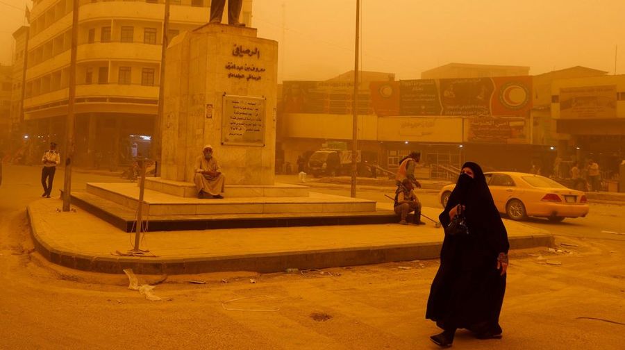 Lebih dari 1.000 orang warga Irak dilarikan ke rumah sakit karena penyakit pernapasan karena badai pasir yang terjadi. (REUTERS/AHMED SAAD)