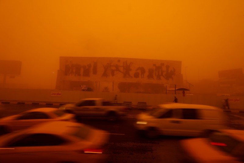 Lebih dari 1.000 orang warga Irak dilarikan ke rumah sakit karena penyakit pernapasan karena badai pasir yang terjadi. (REUTERS/AHMED SAAD) Lebih dari 1.000 orang warga Irak dilarikan ke rumah sakit karena penyakit pernapasan karena badai pasir yang terjadi. (REUTERS/AHMED SAAD)
