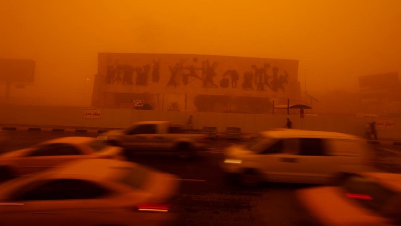Lebih dari 1.000 orang warga Irak dilarikan ke rumah sakit karena penyakit pernapasan karena badai pasir yang terjadi. (REUTERS/AHMED SAAD)