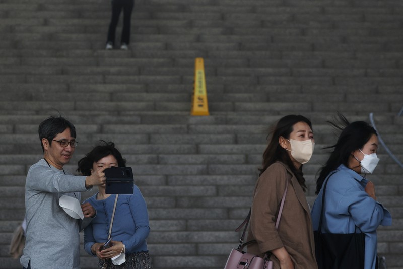 Pemimpin Korea Utara Kim Jong Un mengenakan masker di tengah wabah penyakit virus corona (COVID-19), saat memeriksa apotek di Pyongyang. AP/