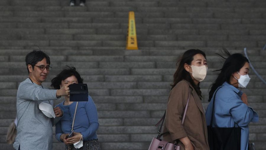 Kasus Covid-19 di Korea Utara (Korut) tengah menjadi sorotan. Pasalnya negara yang baru mengumumkan kasus pertama Covid-19 pada Kamis lalu saat ini mengakui adanya ledakan kasus yang sangat tinggi. (REUTERS/HEO RAN)