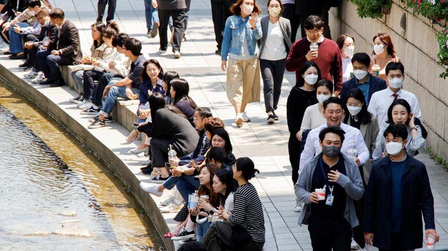 Kasus Covid-19 di Korea Utara (Korut) tengah menjadi sorotan. Pasalnya negara yang baru mengumumkan kasus pertama Covid-19 pada Kamis lalu saat ini mengakui adanya ledakan kasus yang sangat tinggi. (REUTERS/HEO RAN)