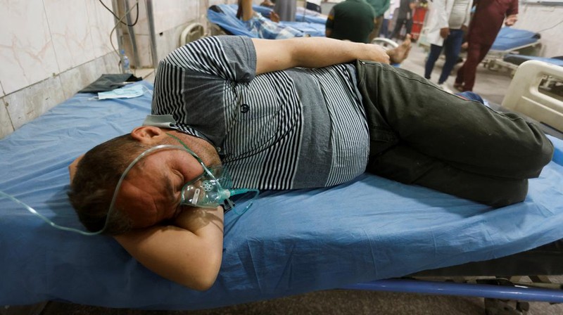 Lebih dari 1.000 orang warga Irak dilarikan ke rumah sakit karena penyakit pernapasan karena badai pasir yang terjadi. (REUTERS/AHMED SAAD)