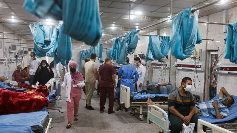 Lebih dari 1.000 orang warga Irak dilarikan ke rumah sakit karena penyakit pernapasan karena badai pasir yang terjadi. (REUTERS/AHMED SAAD)